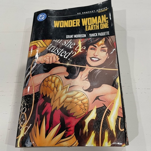DC Comics Wonder Woman: Earth One. Book, comic book. Paperback - Picture 1 of 4
